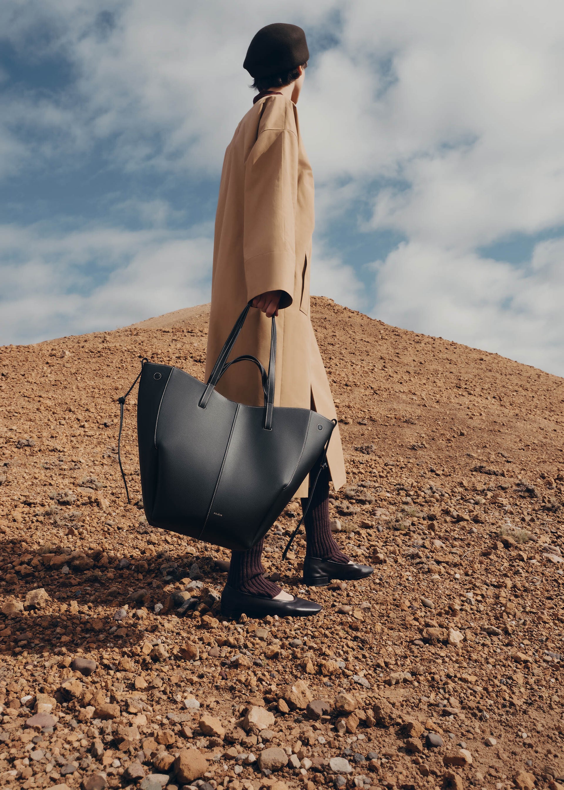 Cyme Tote(심 토트) - 아이보리 스티치 블랙 텍스처드