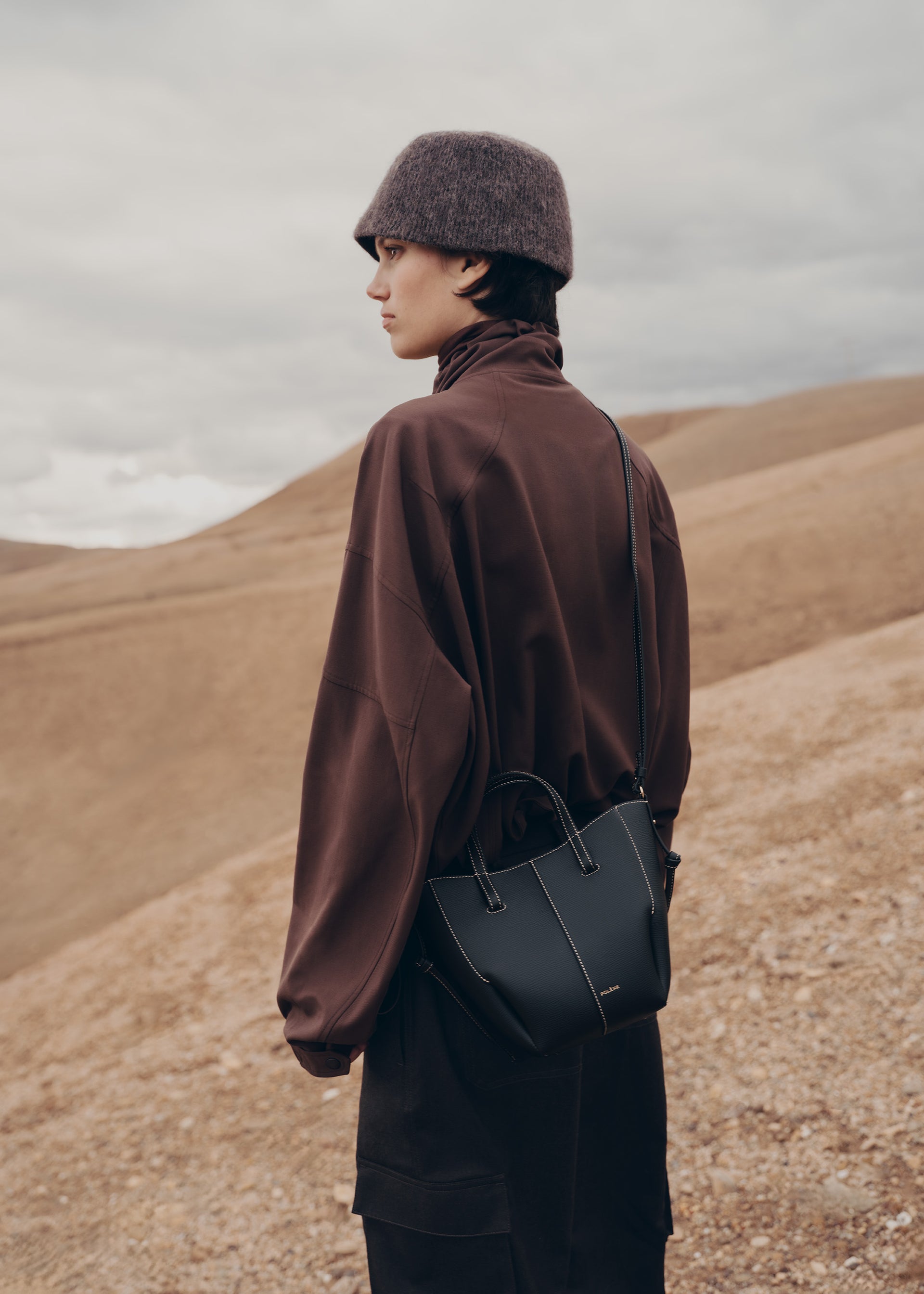 Cyme Tote Nano(심 토트 나노) - 아이보리 스티치 블랙 텍스처드