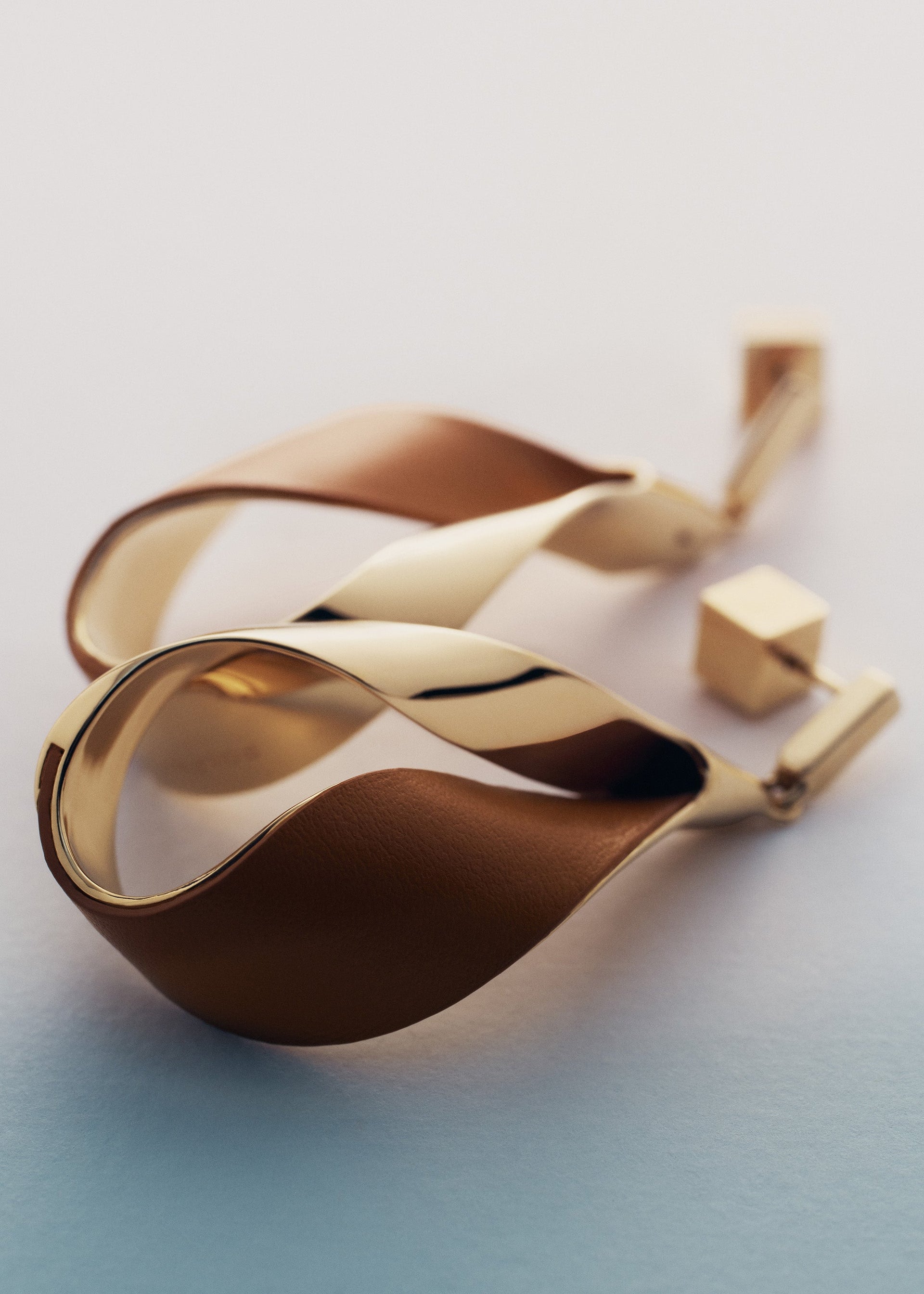 Ormé(오르메) 드롭 귀걸이 - 골드 카멜 레더