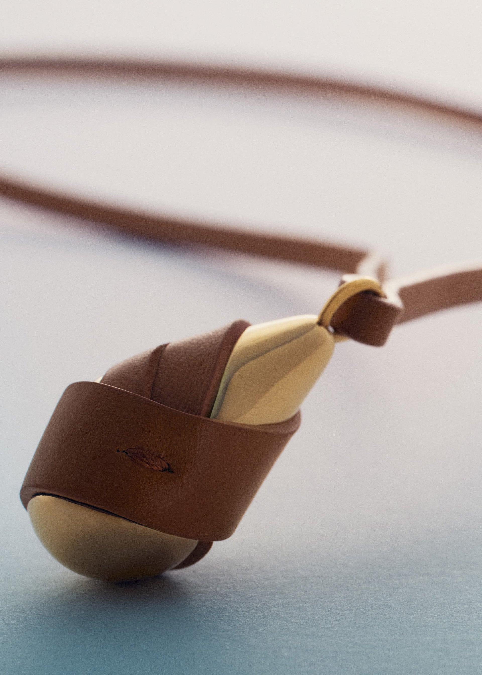 Ormé(오르메) 펜던트 - 골드 카멜 레더