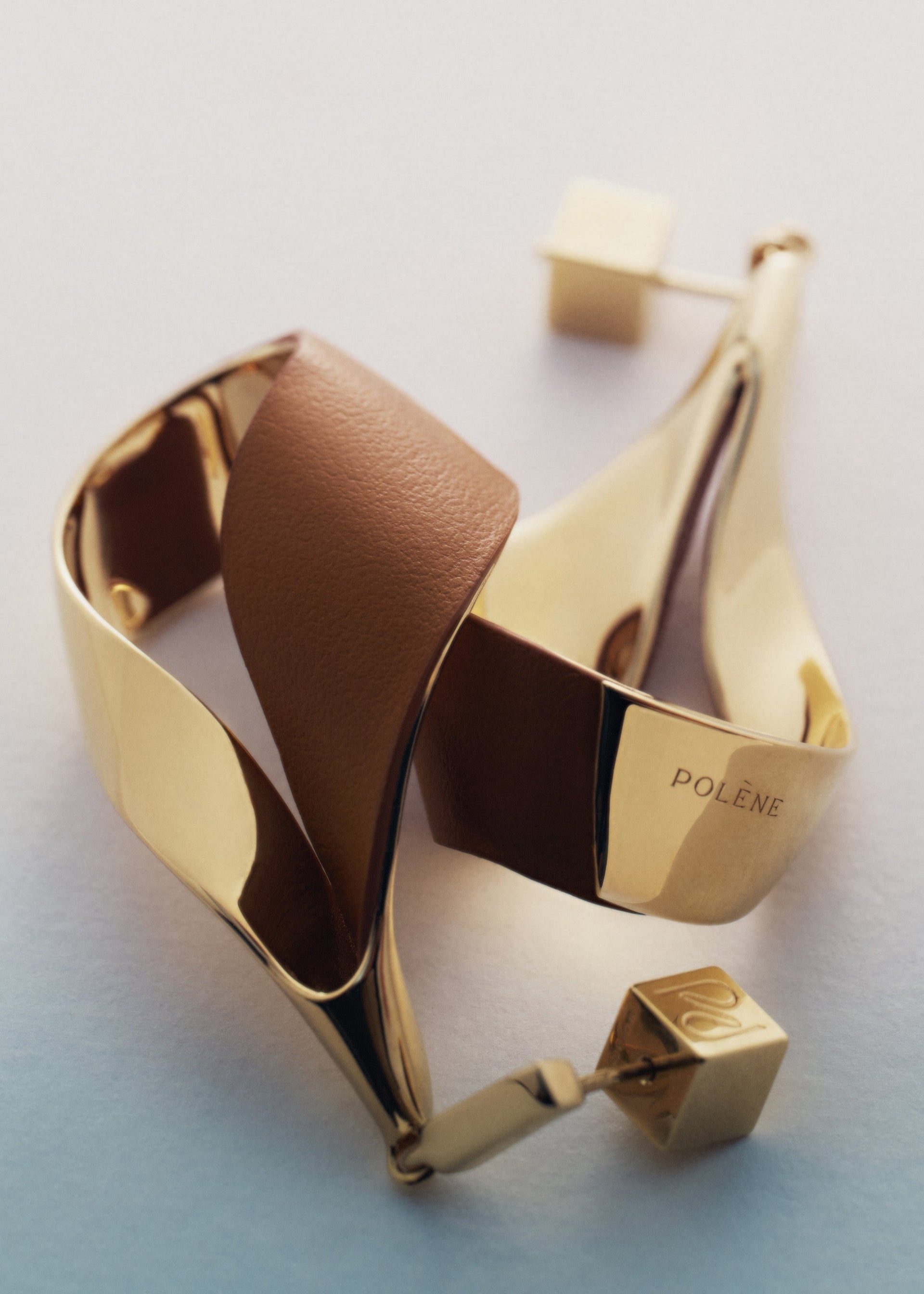 Ormé(오르메) 드롭 귀걸이 - 골드 카멜 레더