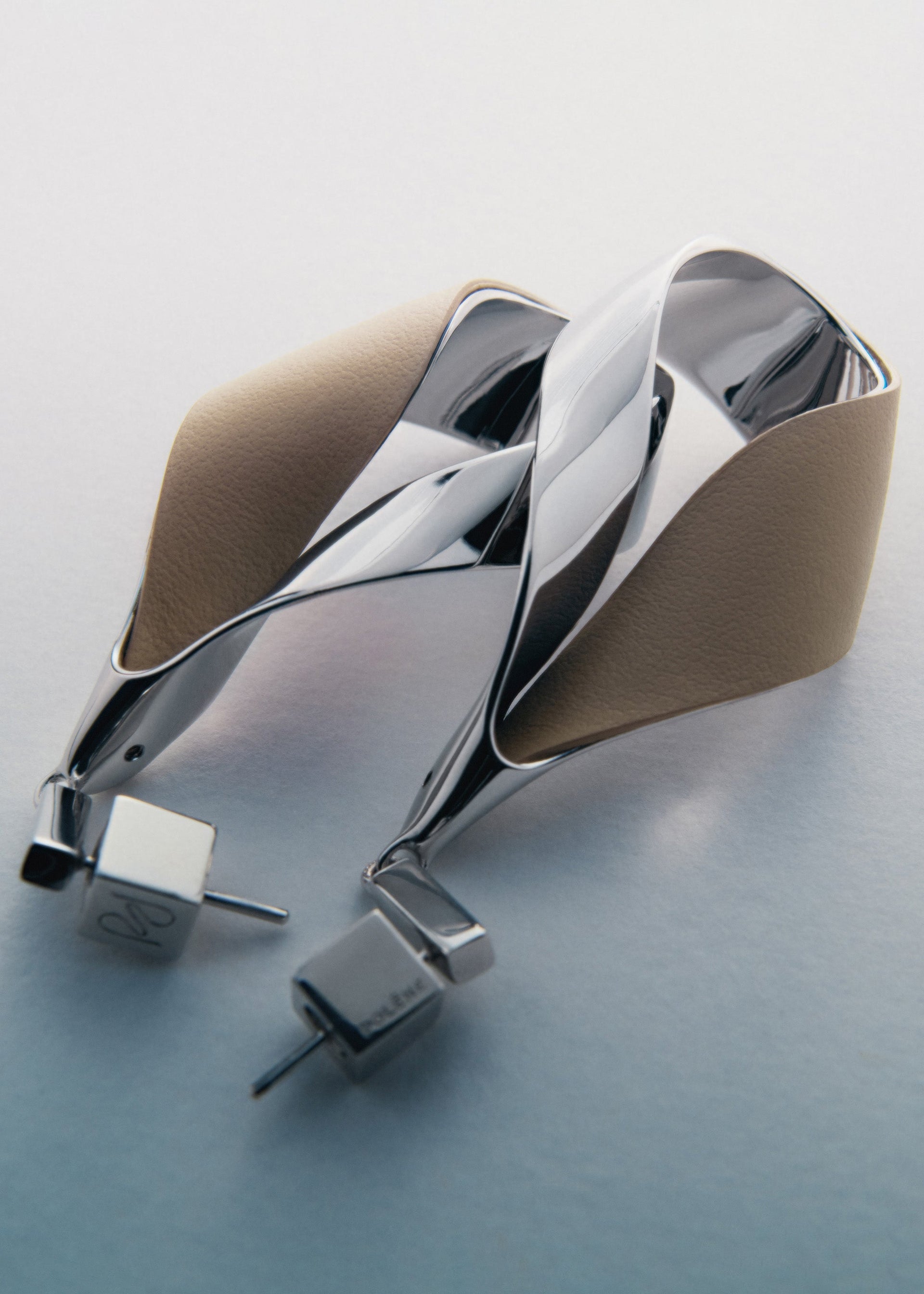 Ormé(오르메) 드롭 귀걸이 - 실버 토프 레더