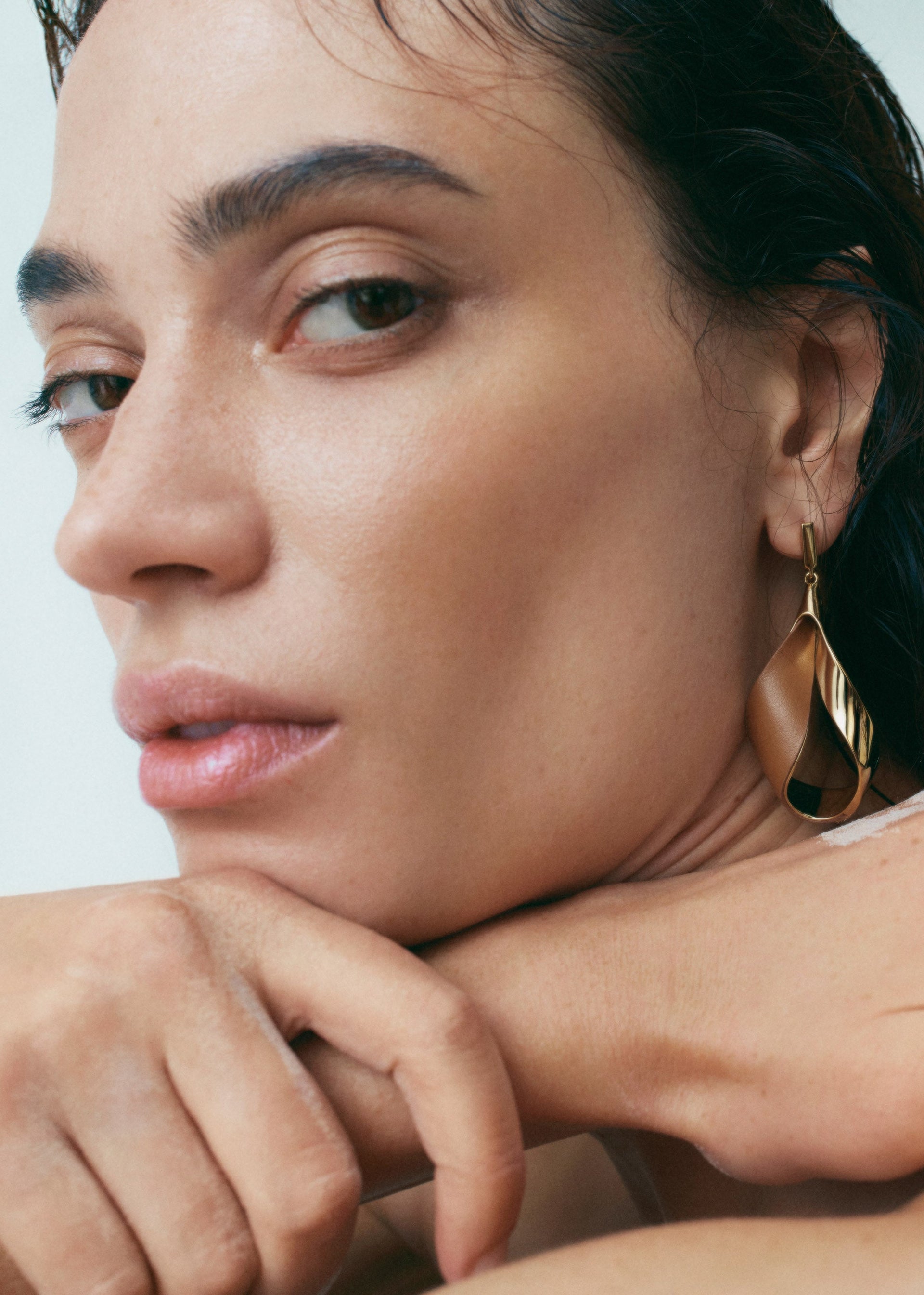 Ormé(오르메) 드롭 귀걸이 - 골드 카멜 레더