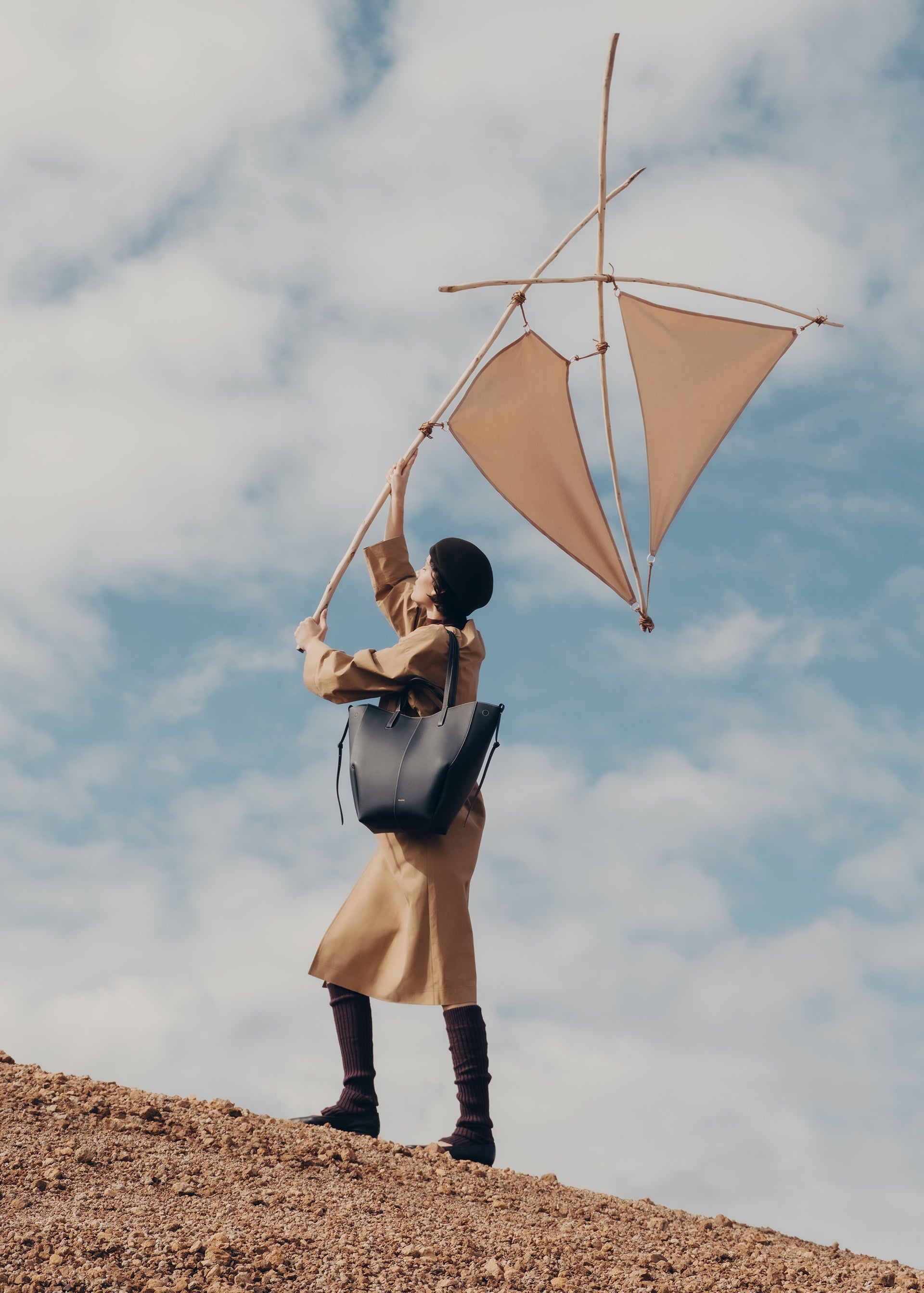 Cyme Tote(심 토트) - 아이보리 스티치 블랙 텍스처드